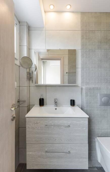Penthouse Suite In The City Center Солун Екстериор снимка